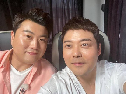 전현무(오른쪽)와 가수 김호중의 인증샷 [사진=전현무 인스타그램